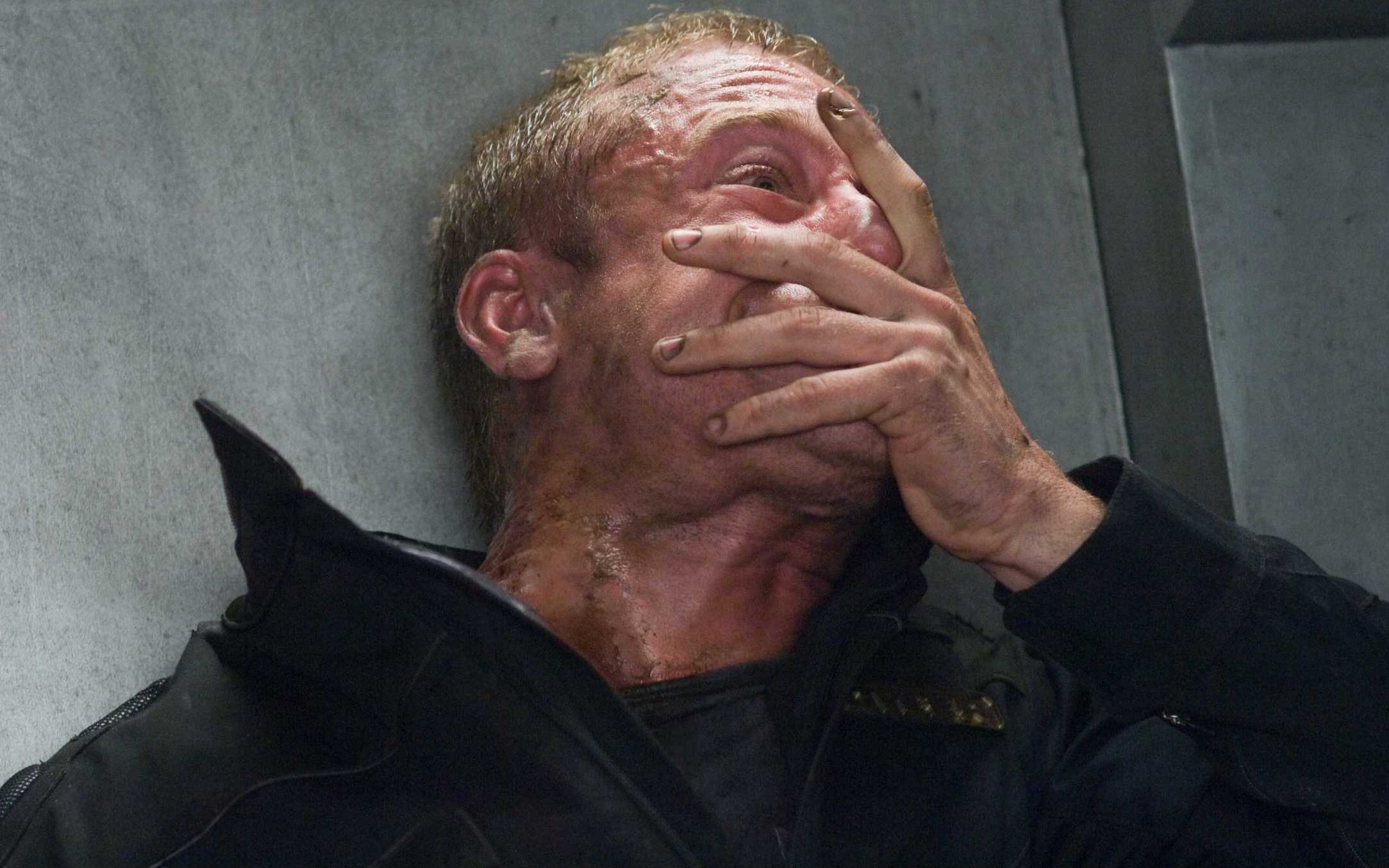 地球人口暴增250亿,人类只能向外星迁徙,途中却被不明生物袭击