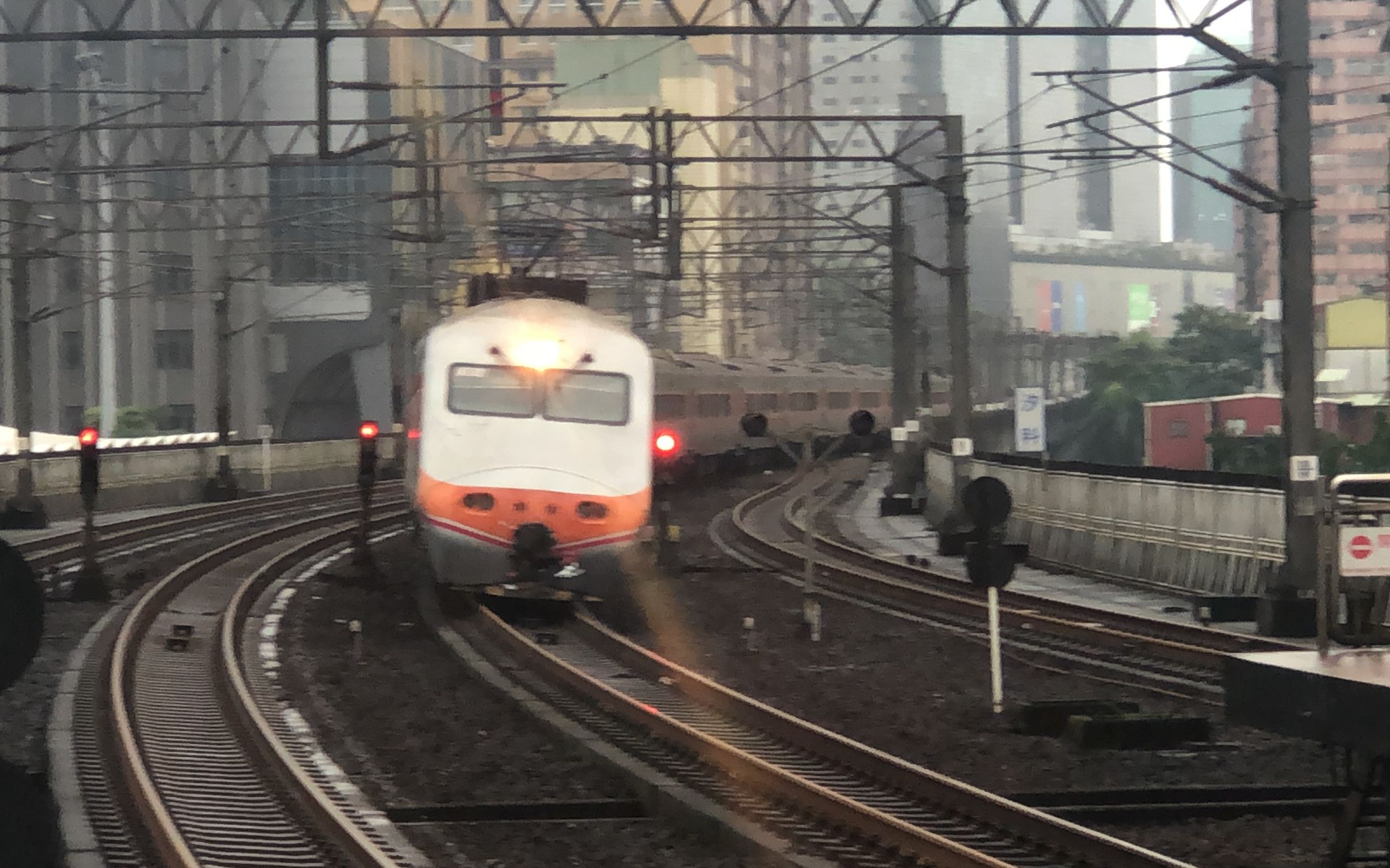 台湾铁路e1000自强号推拉式自强号台铁汐止站进站