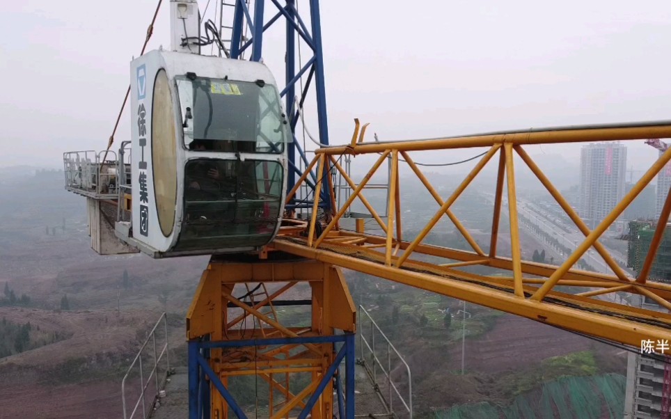塔吊司机带你近距离观看100多米的塔吊看完能治好恐高症