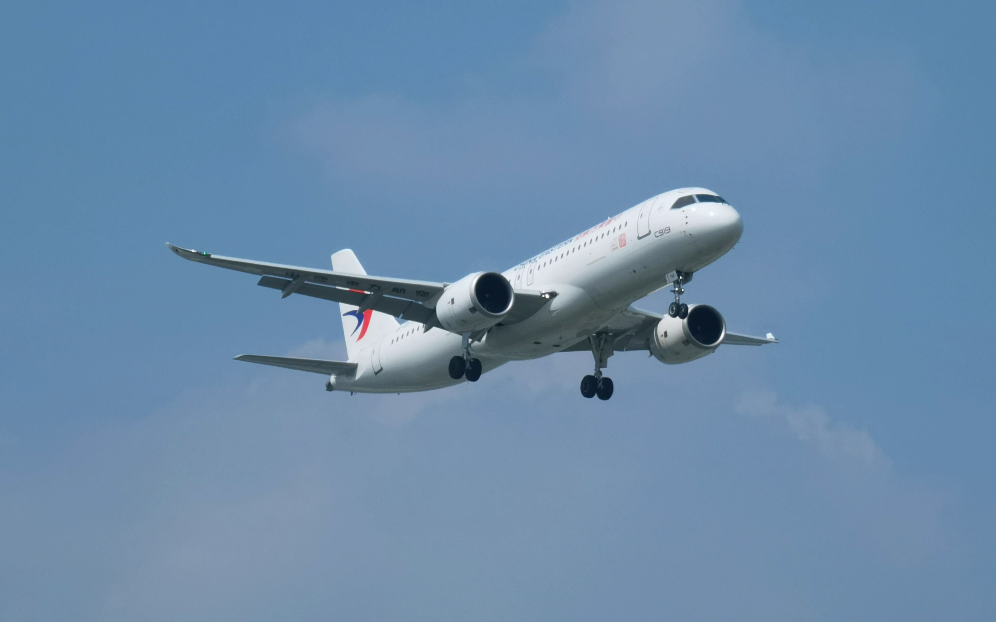 国产c919东航mu9198航班降落虹桥机场