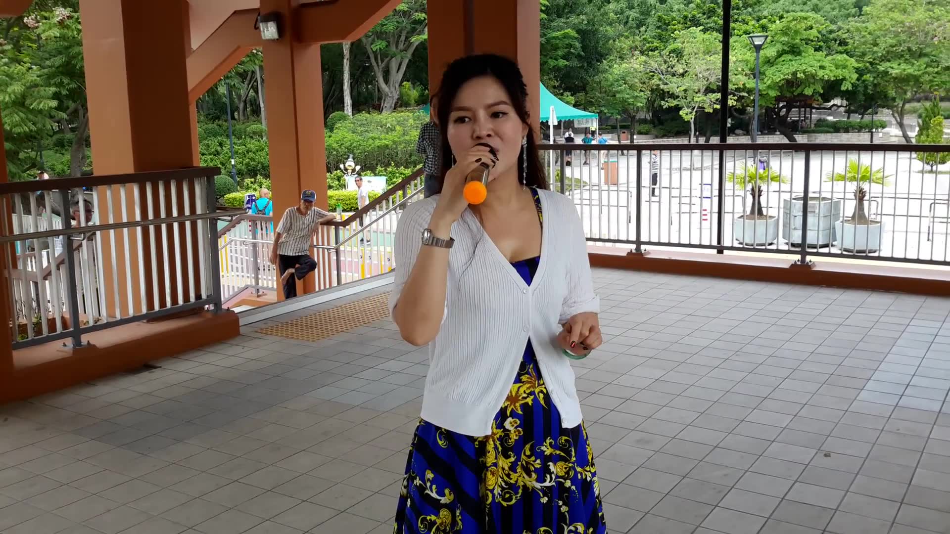 街头艺人小红深情献唱《一水隔天涯》,唱的真是好听极了