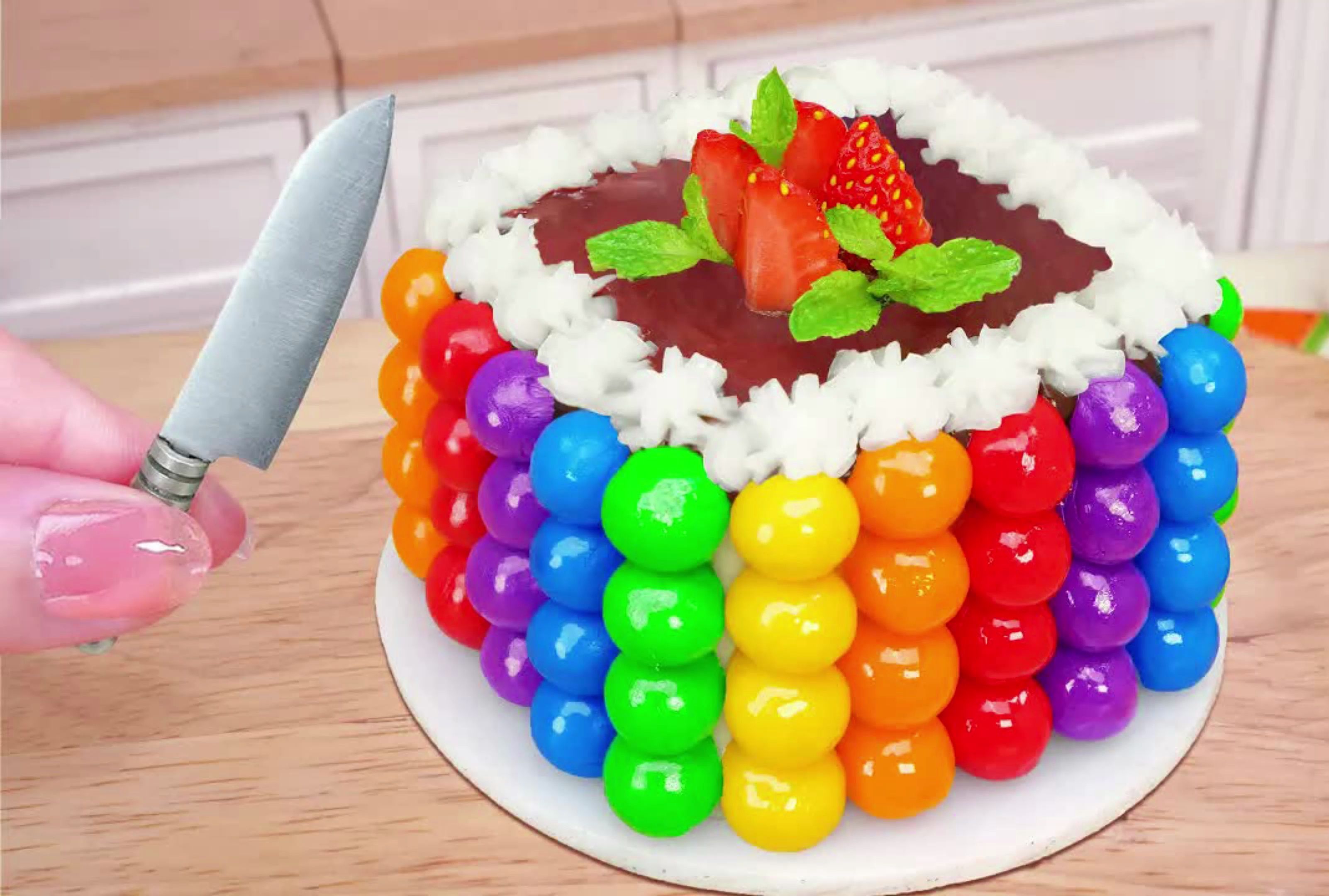 治愈解压迷你厨房:草莓巧克力彩虹球蛋糕