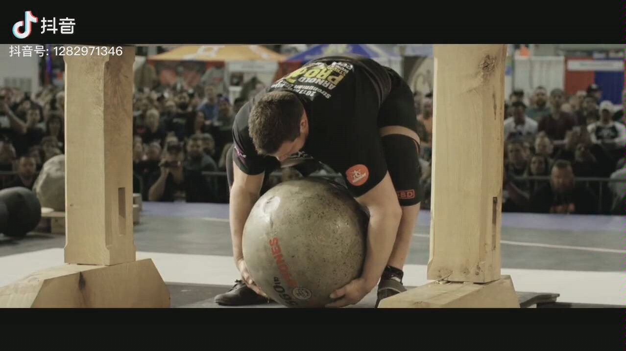 大力士们挑战抱起500来斤超大石球,只有一个成功_哔哩哔哩 (゜-゜)つ