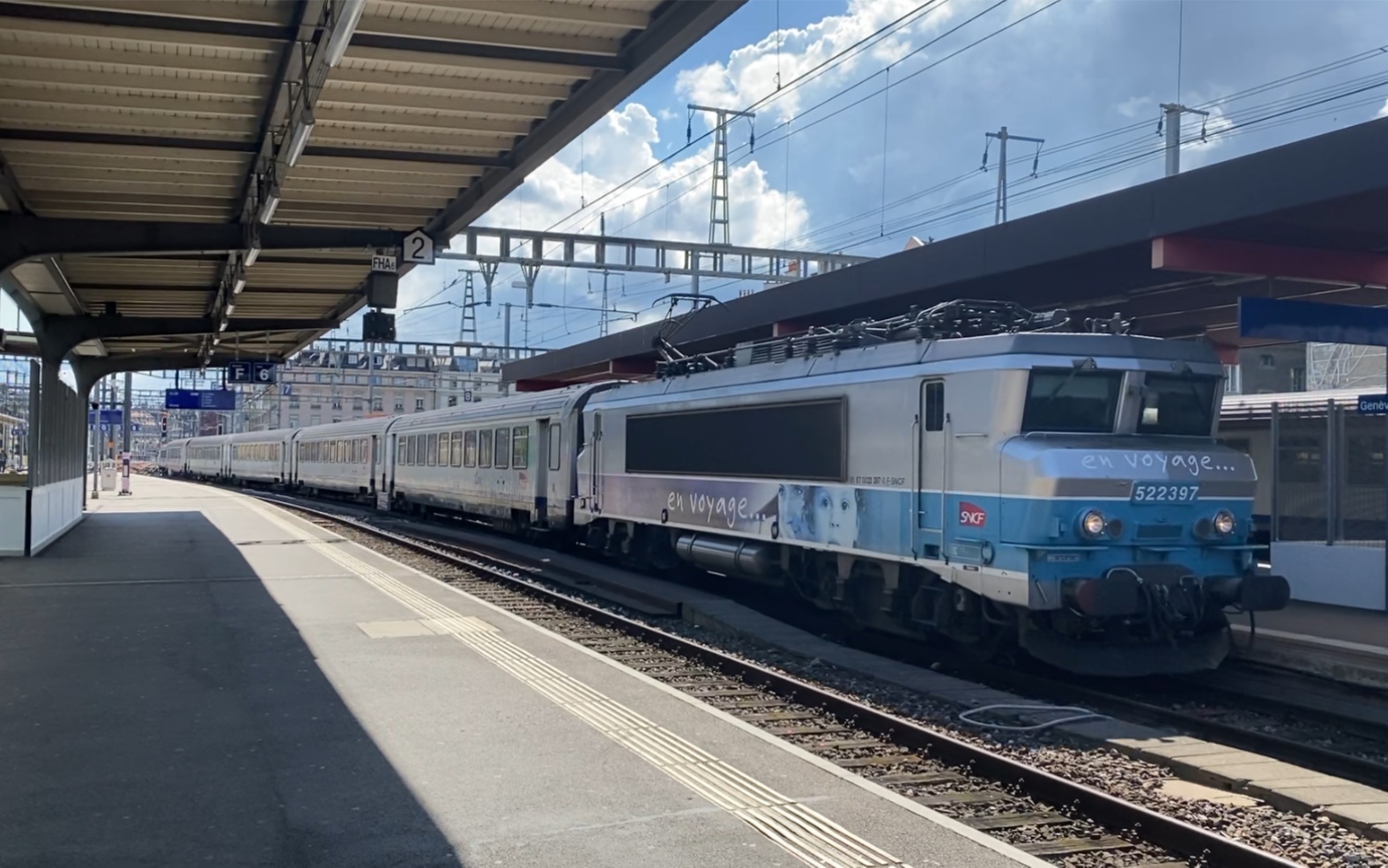 法国国家铁路bb15000电力机车动集在瑞士铁路geneve日内瓦车站进站