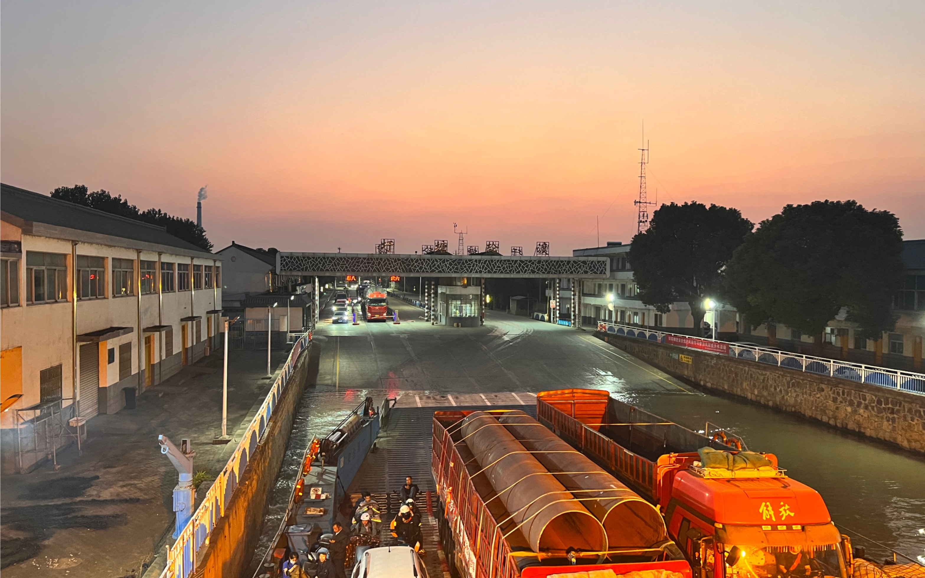 [七圩汽渡]夜幕降臨時乘船由常州前往泰州一覽江上風景