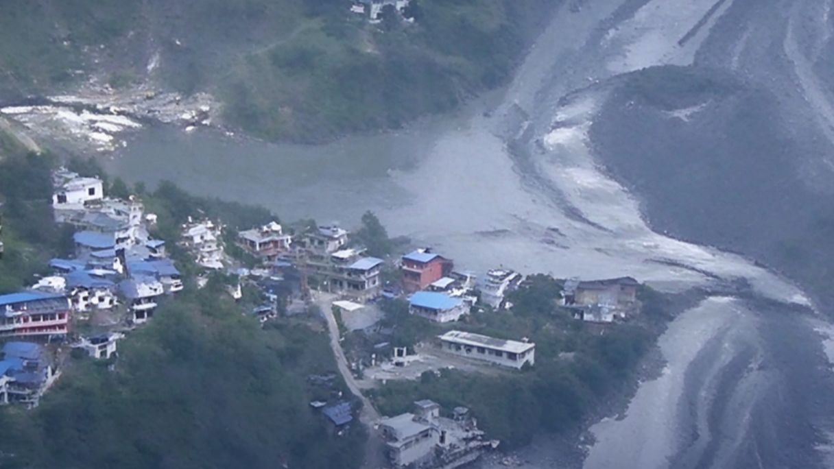 尼泊尔再次暴发严重山洪：洪水汹涌冲毁房屋桥梁 民众被困高地军队紧急救援