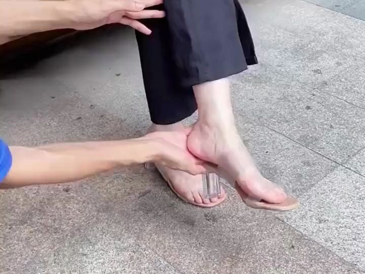 这美女的脚后跟我都替他尴尬07