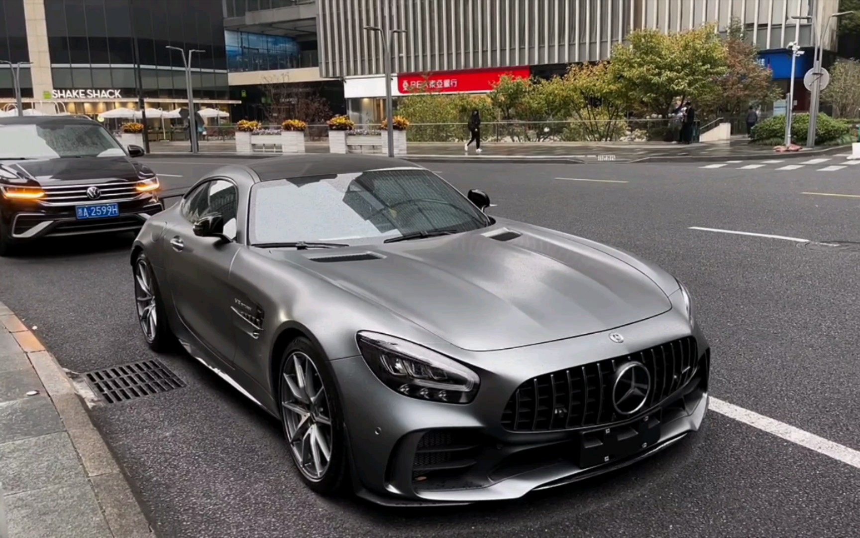 奔驰amg gtr独特排气口,你们喜欢绿魔还是喜欢暗夜磨砂灰?