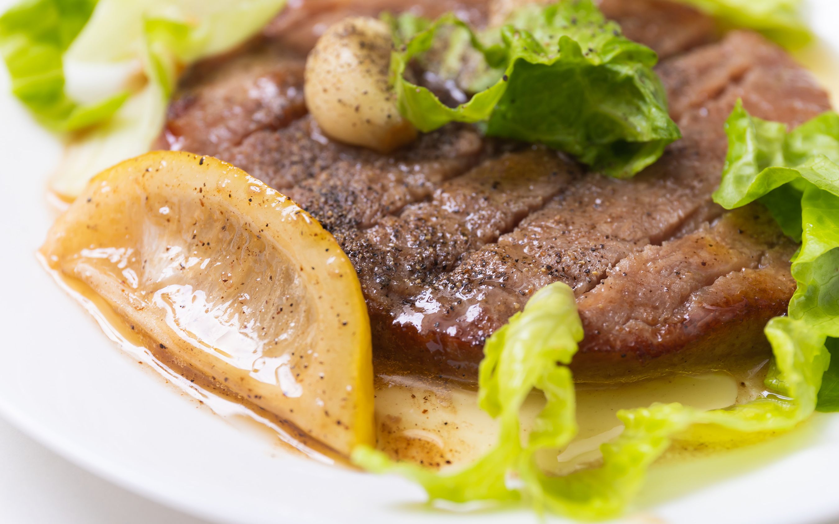 鲜嫩的蜜汁牛排,混入蜂蜜和柠檬的酸甜味道