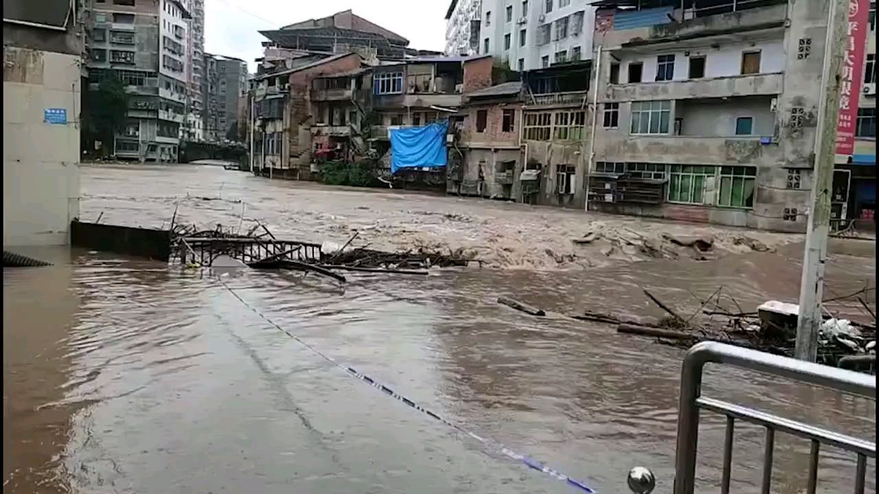 四川巴中暴雨引发城区内涝:消防紧急疏散2500余人哔哩哔哩bilibili