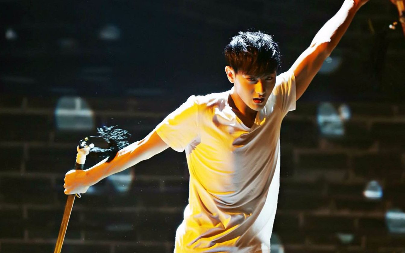 黄子韬轻松使出功夫绝招鲤鱼打挺!