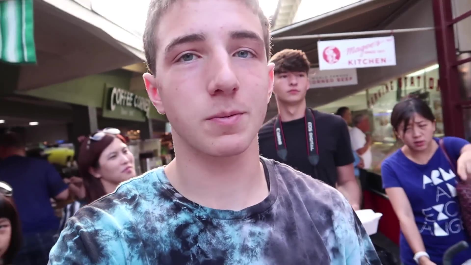 外国小伙把自己藏在泰迪熊后面还以为别人看不见