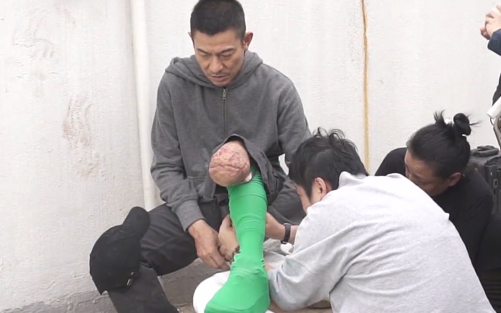 《拆弹专家2》票房破8亿,刘天王假肢拍摄幕后曝光,太敬业了!