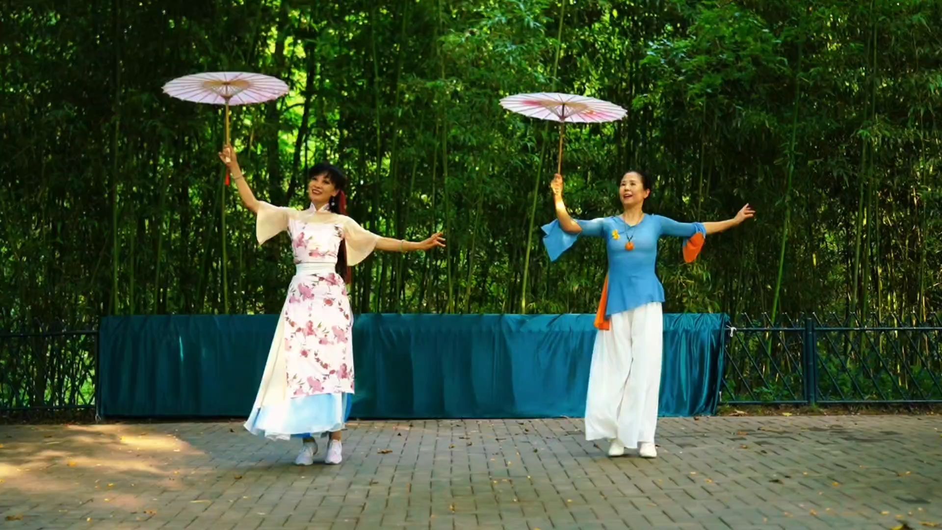 相约紫竹广场舞《雨巷佳人》舞蹈娴熟流畅,一起欣赏