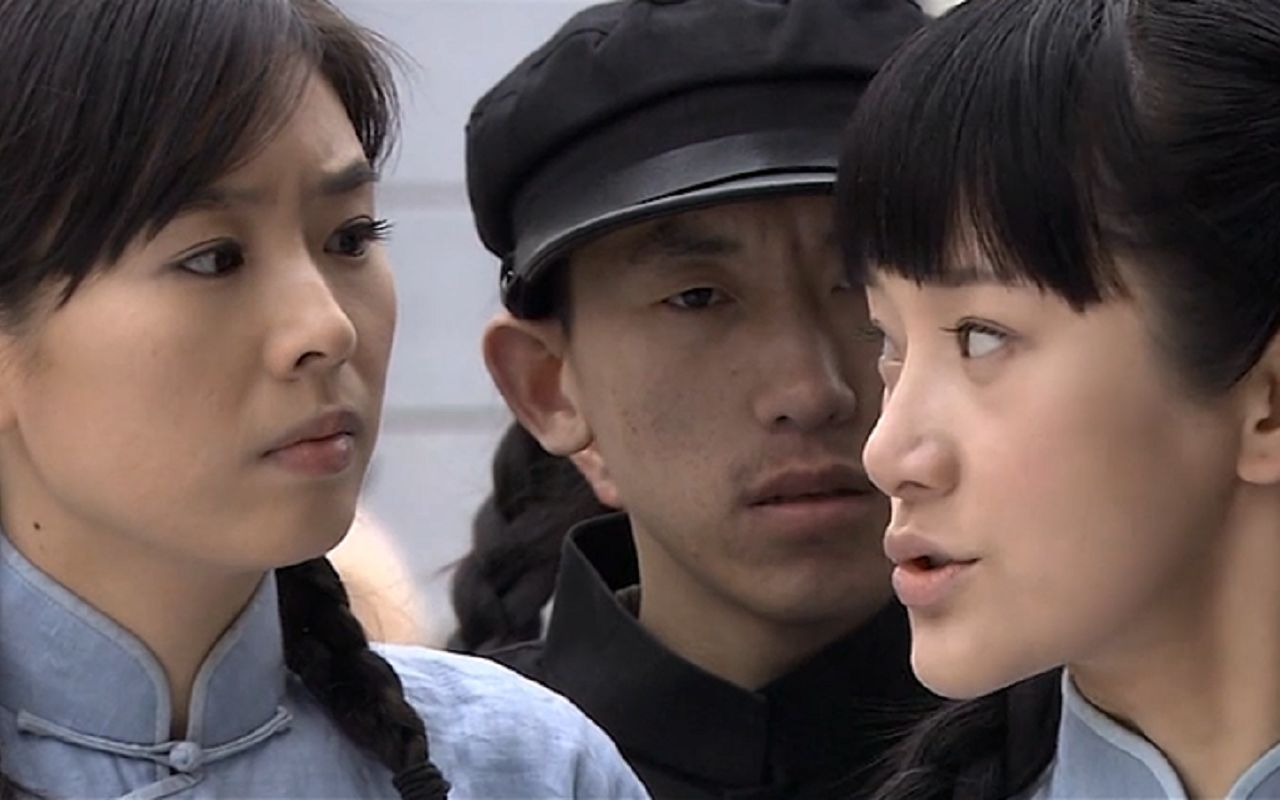 《雪豹》第2集:陈怡被警察跟踪,还连累周文也被带到了警察局_哔哩哔哩