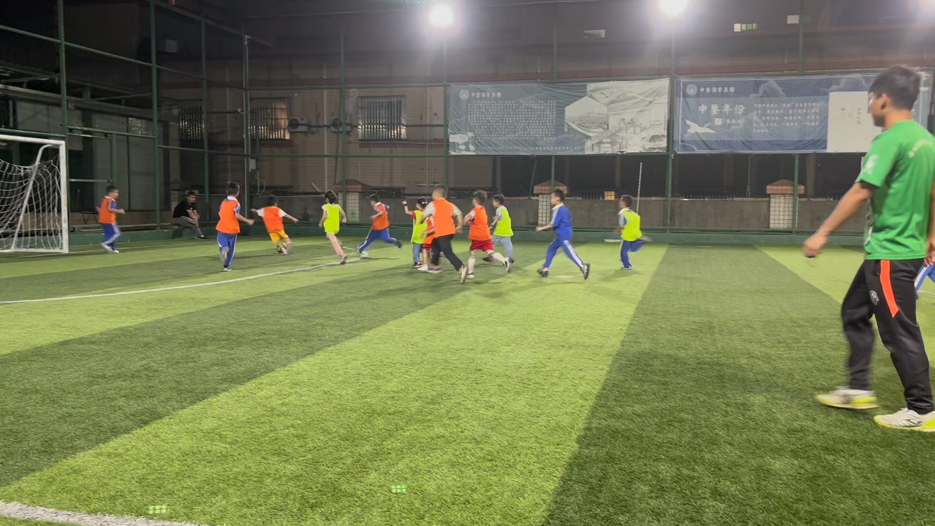 "足球狂热的未来之星:小朋友们的踢球乐趣"