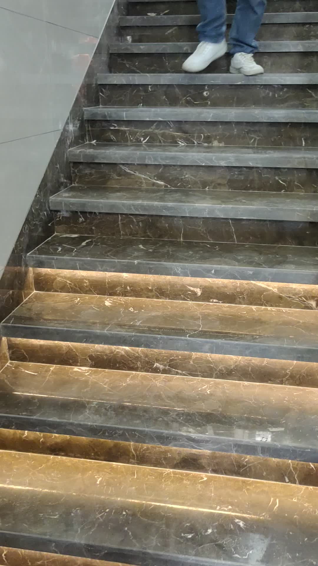 上科智联网红楼梯灯