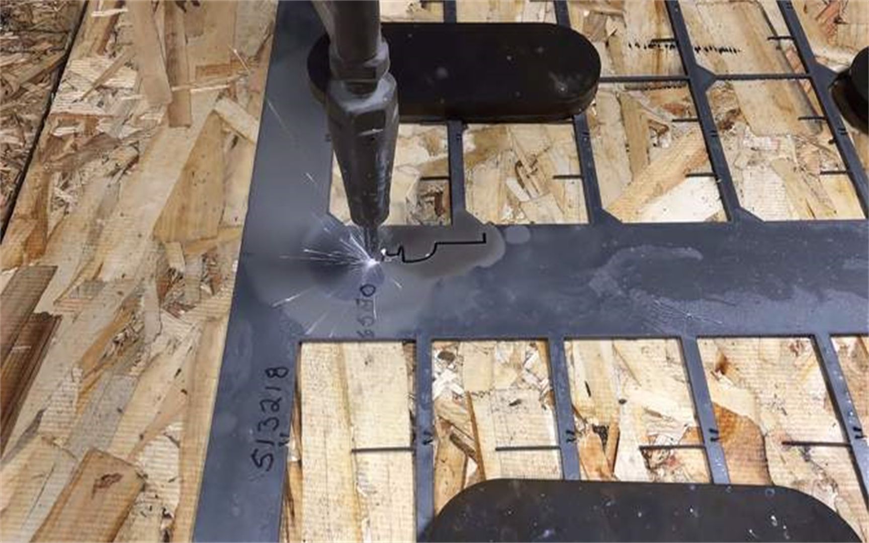 水刀的威力有多强 挑战世界上强度最高的金属钛,太壮观了1