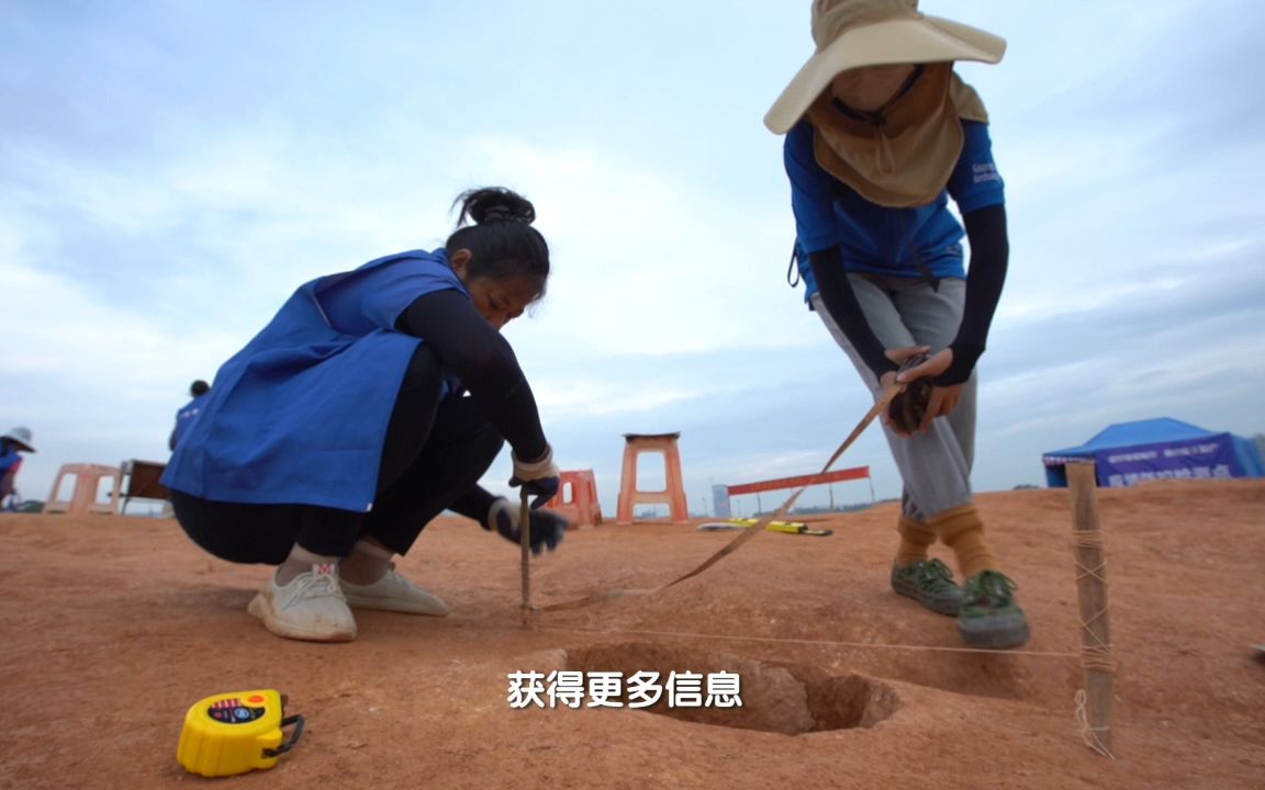 墓坑中不见完整的随葬品,只有一层碎陶片,这令考古队员十分疑惑!哔哩哔哩bilibili