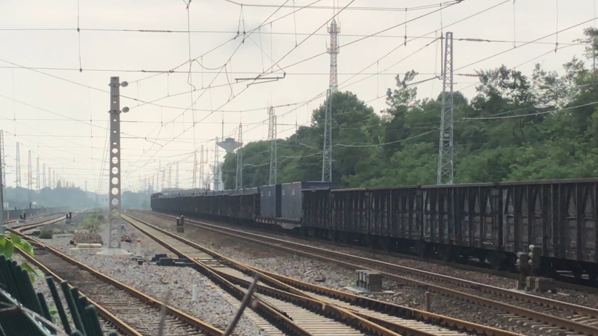 活动  hxd2b货列通过巷口桥站