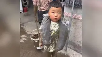 【一人挨打，全家吃虾，不过这才是童年真正的乐趣吧！