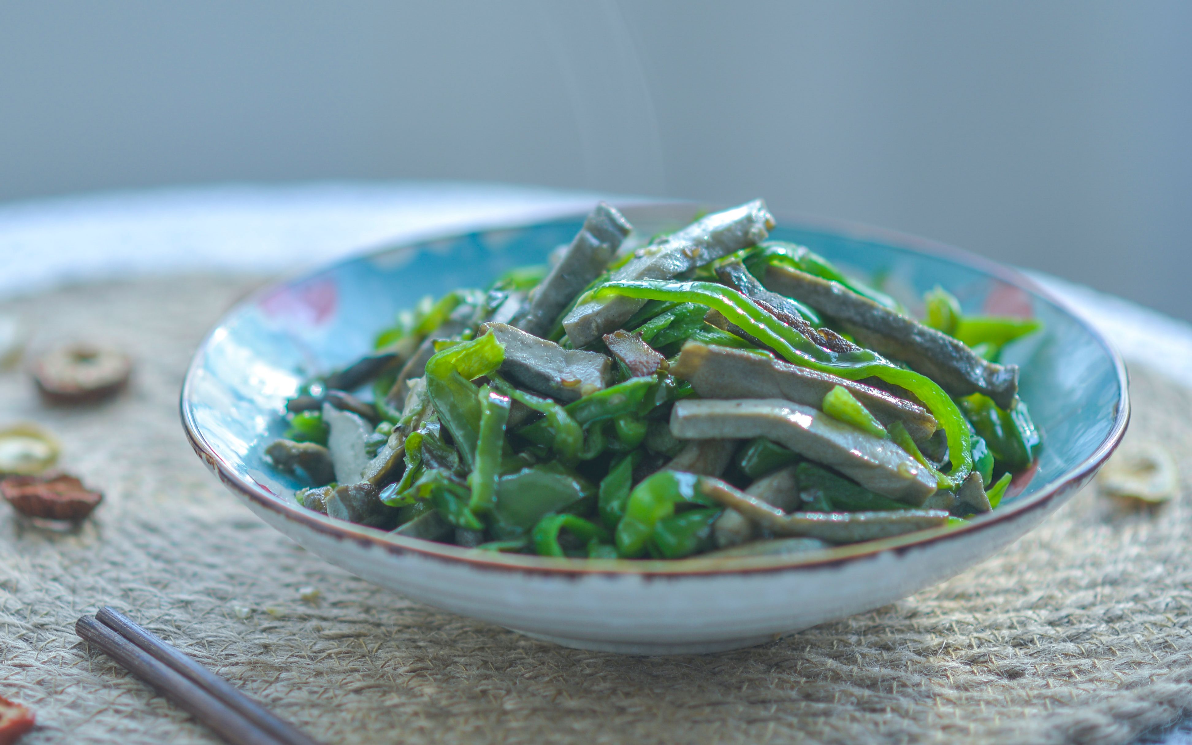 【青椒炒臭干】比臭豆腐更臭,敢吃?_哔哩哔哩_bilibili