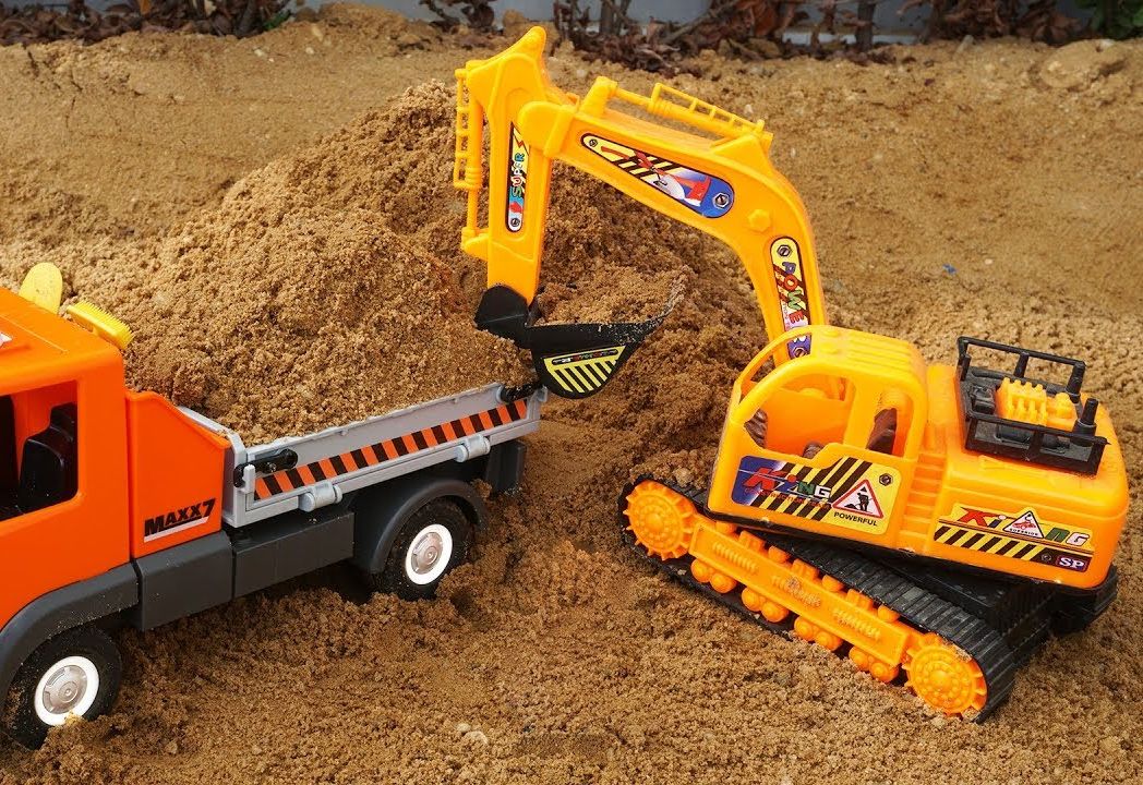 儿童玩具车表演:挖掘机,翻斗车修建道路,手工diy组装工程车!