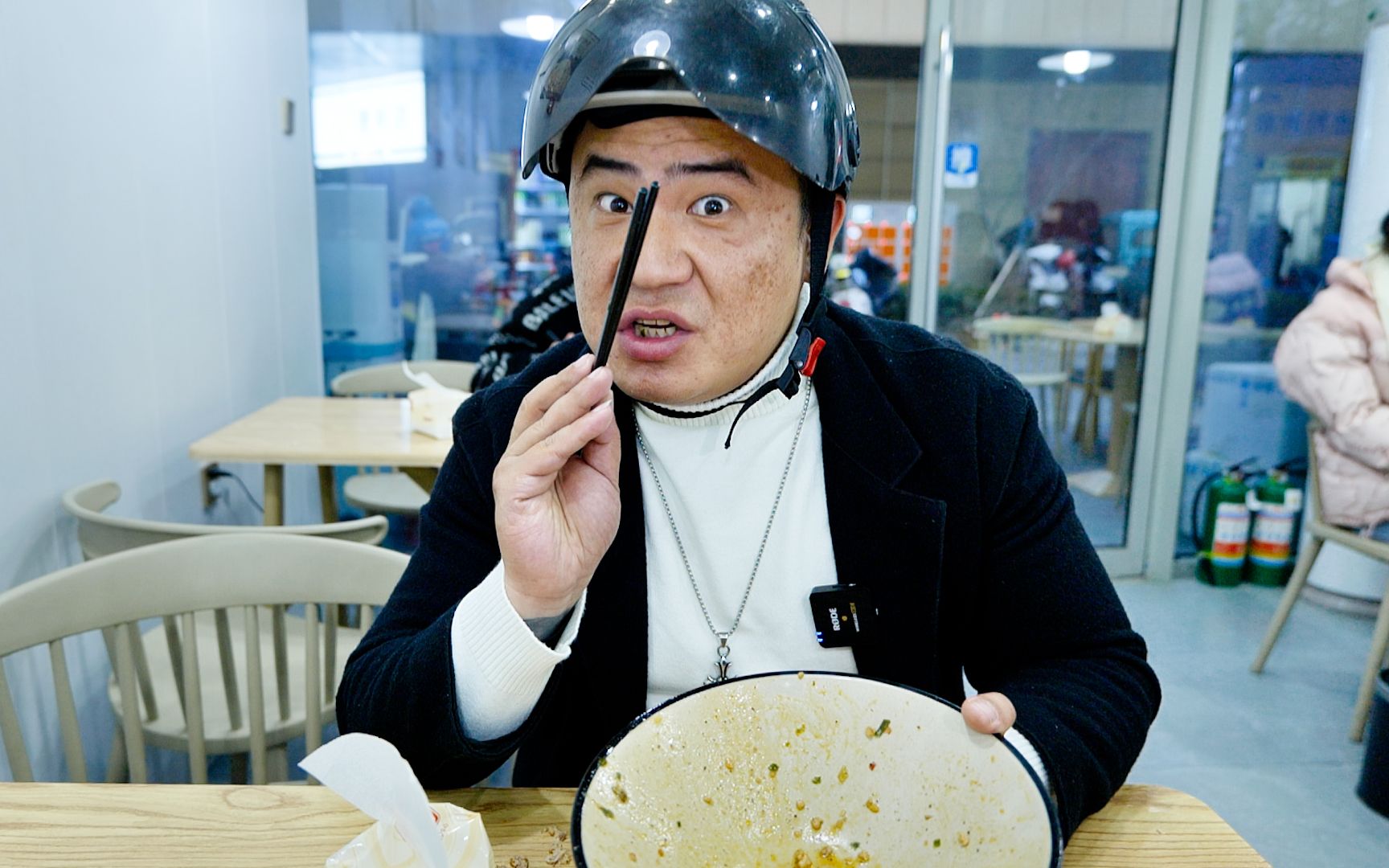 今天龙哥带大家去吃一家广西特色美食,你猜猜是什么?