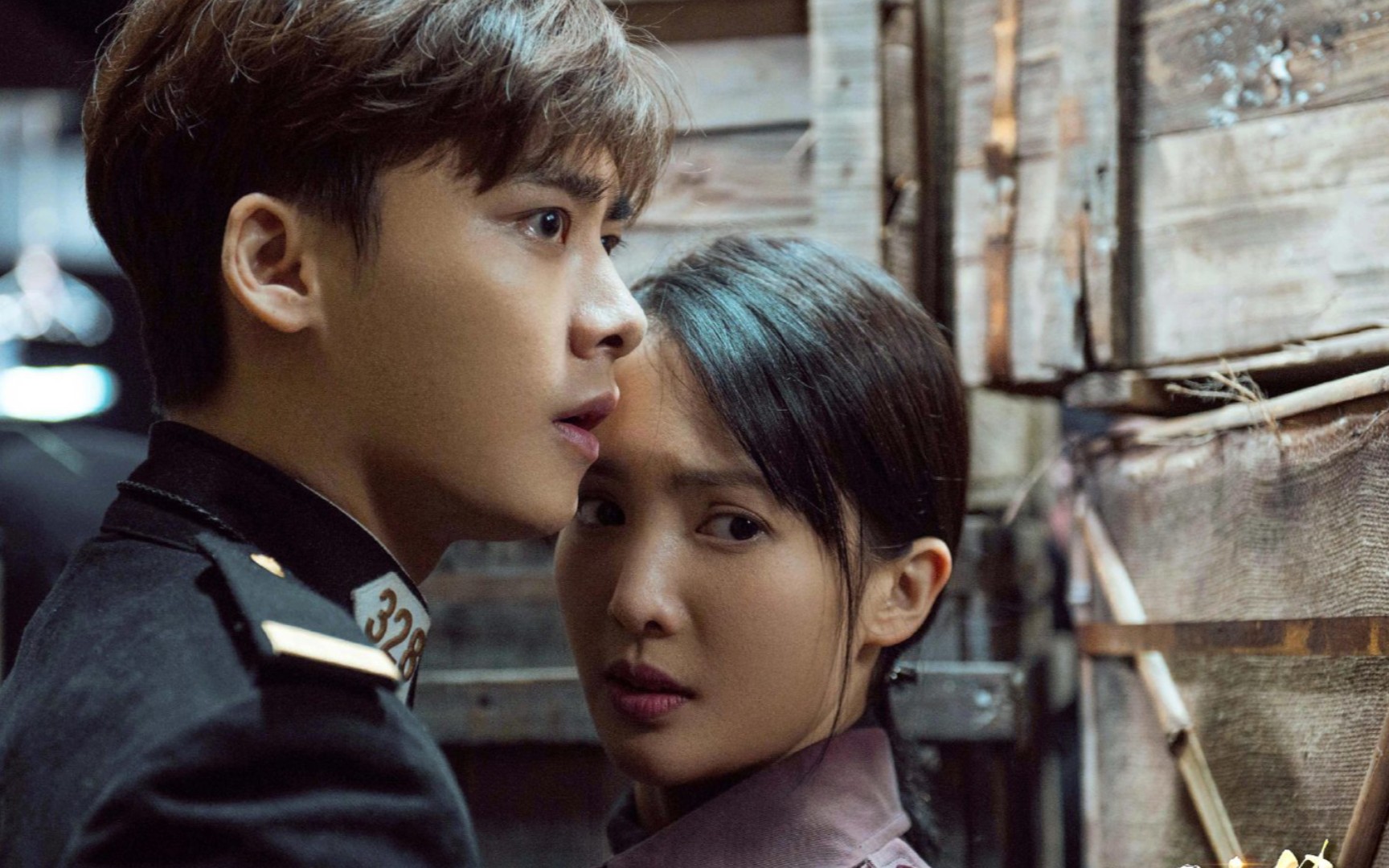 隐秘而伟大顾耀东和沈青禾同时躲进仓库为了躲避真的太拼了缝隙太小