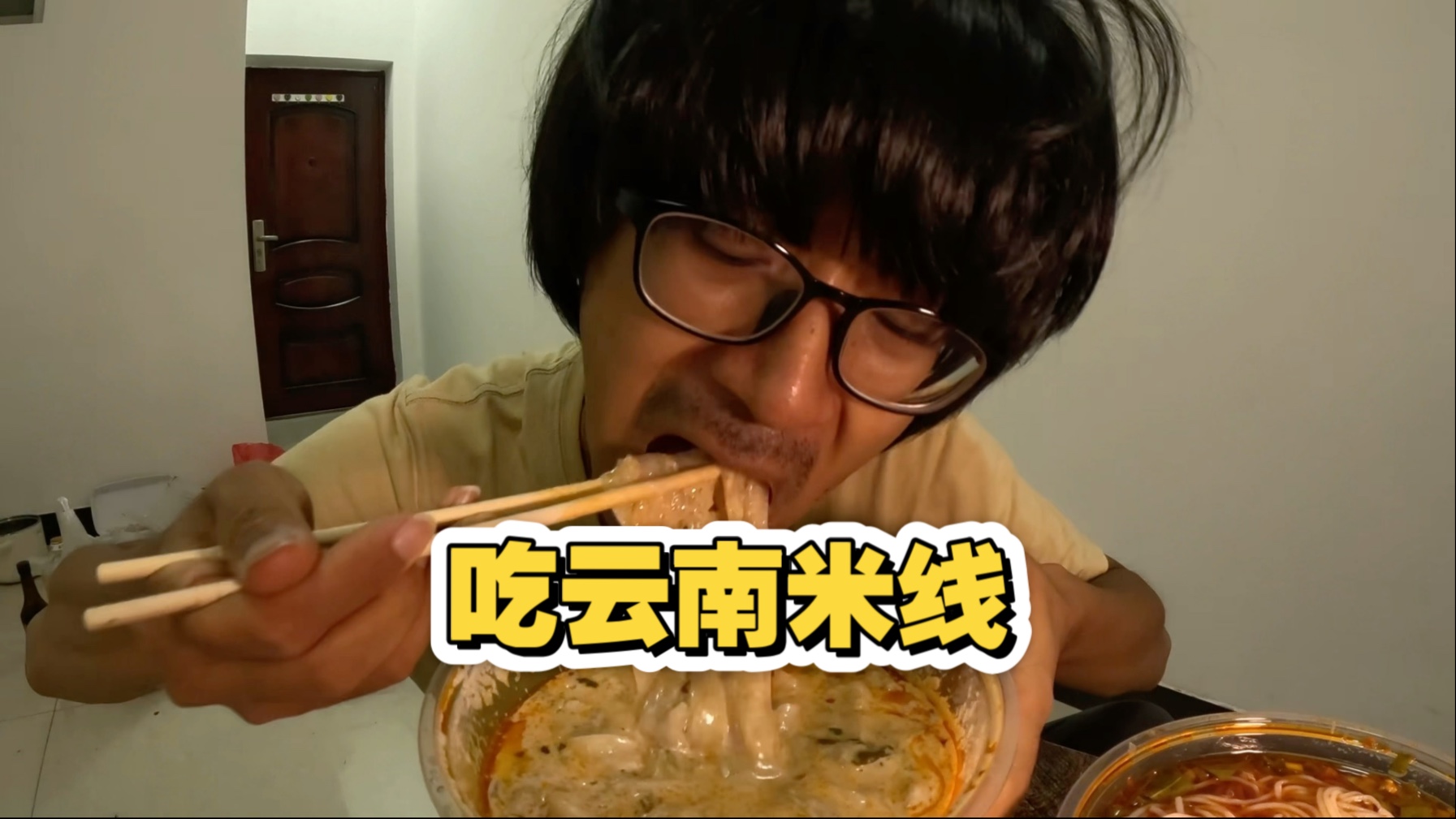 小伙在云南住9元出租屋，逛古城吃2碗米线
