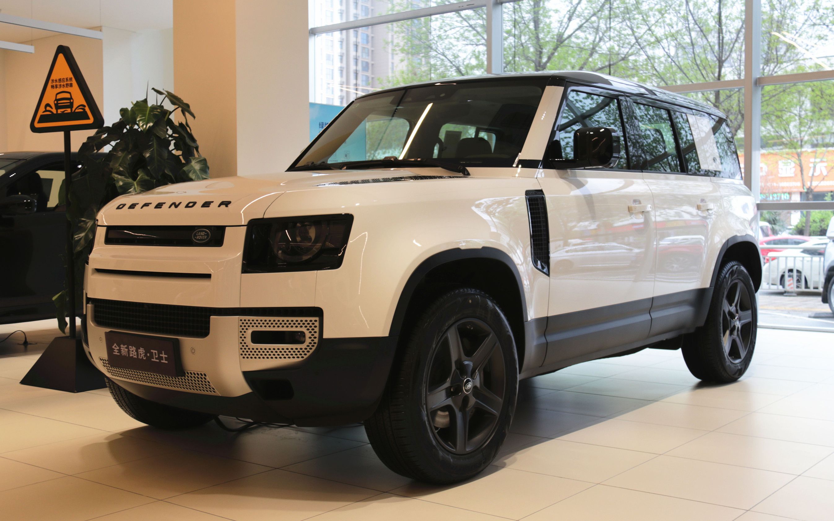 带钥匙静态体验全新路虎卫士它到底有没有加价的资本