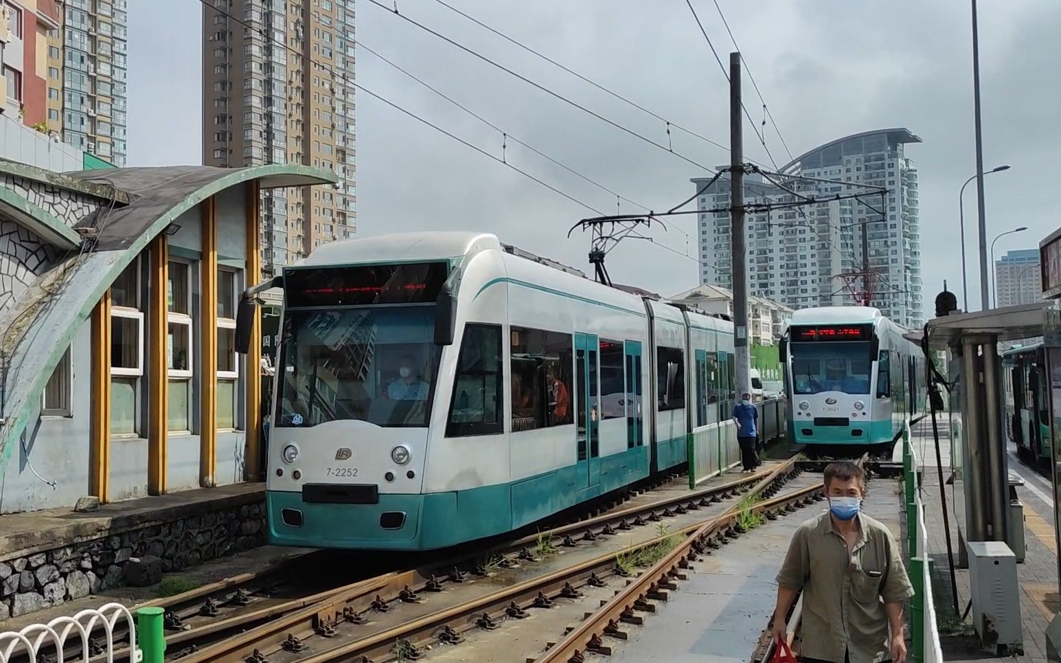 大连202路大连人电车2252号车通过黑石礁道岔实录