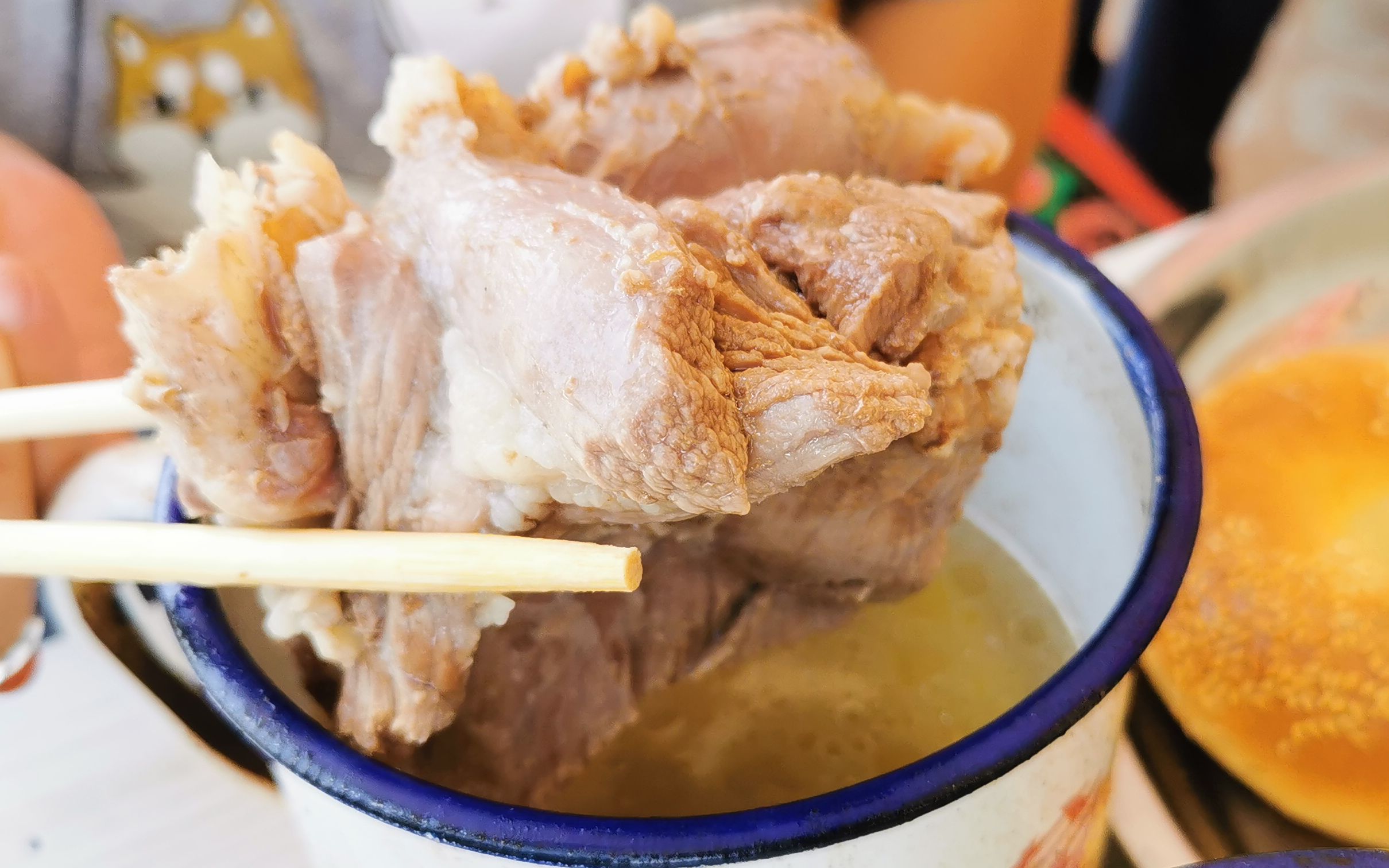 喀什大路边,35年缸子肉店,60个缸子摆着卖不赢,想吃必须中午来【房车