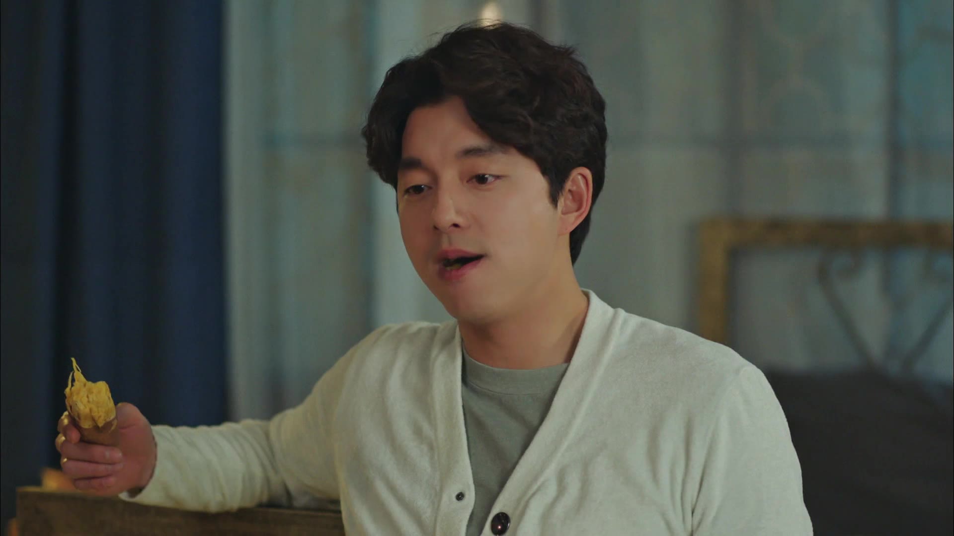 金信吃着烤红薯,就突然想起池恩倬的项链原来是自己