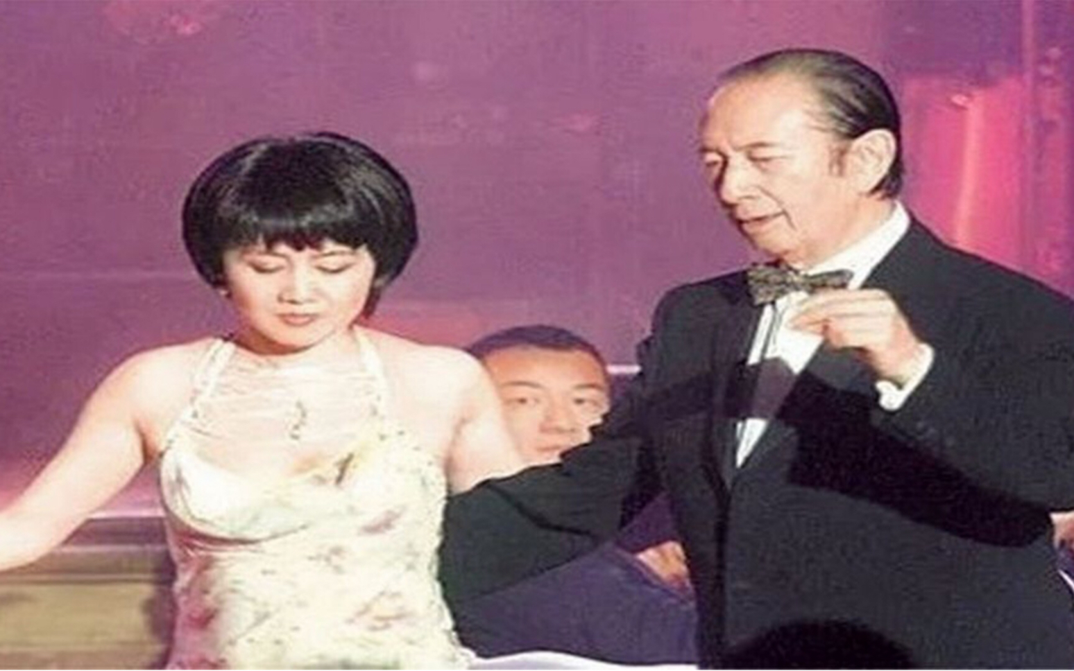 何鸿燊牵梁安琪在台上热舞!身材曼妙的她,64岁何鸿燊怎会不动心