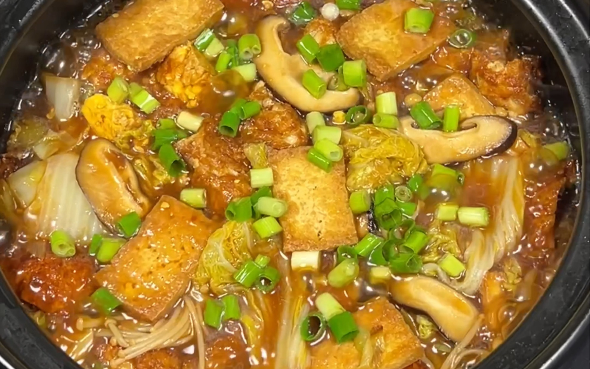 天冷了，让你对象给你做一锅热乎乎的白菜鸡蛋豆腐煲，配上米饭真的是绝了～