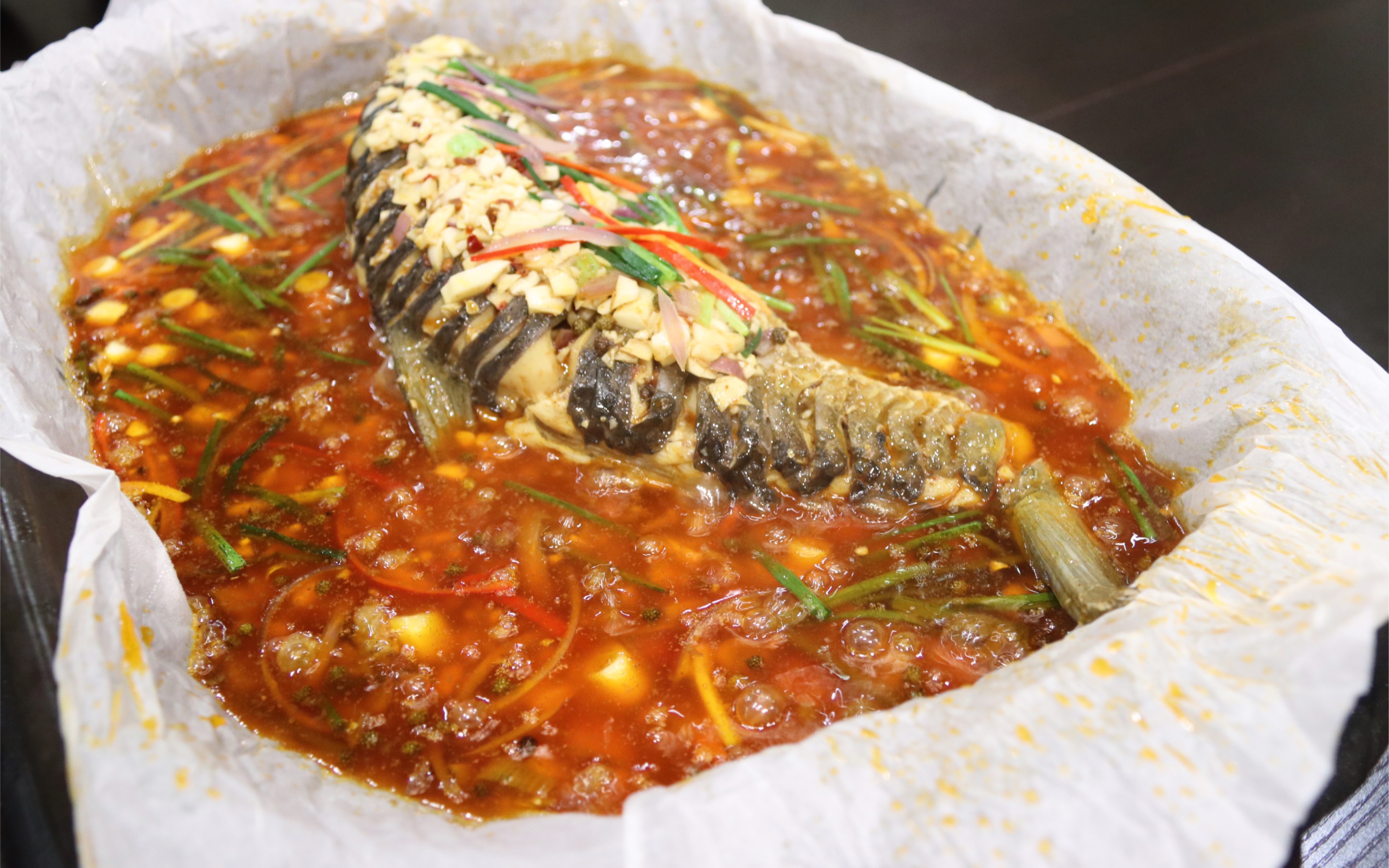 蒜香纸包鱼配方:大蒜260克,姜30克,胡椒粉1克,洋葱丁30克,芹菜35克