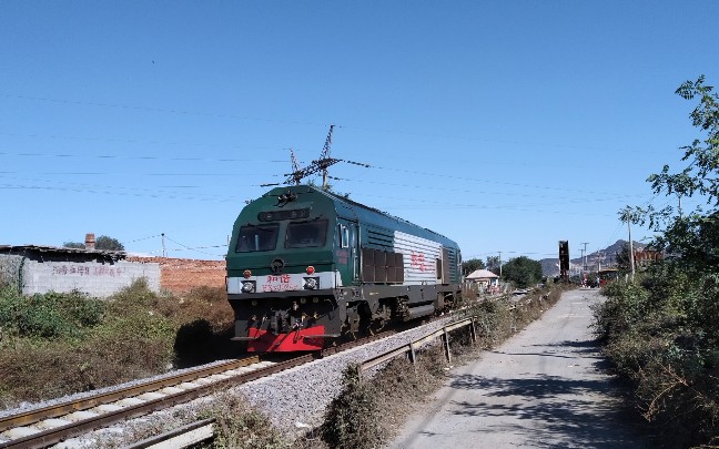 [沈局锦段hxn3 0249] 葫芦岛新地号道口拍摄,魏塔线上行小运转货车