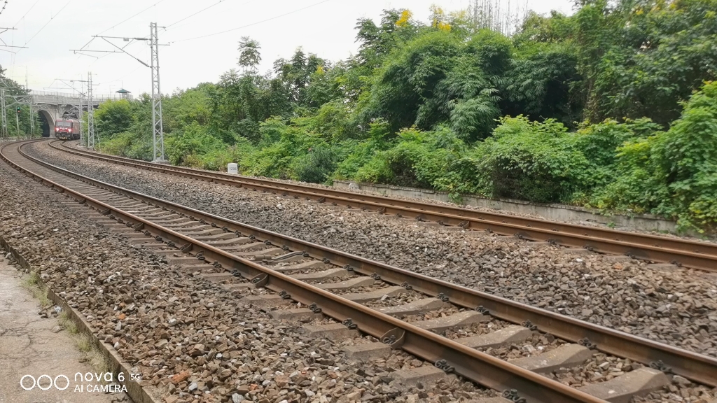 兰广大公交k226次列车通过