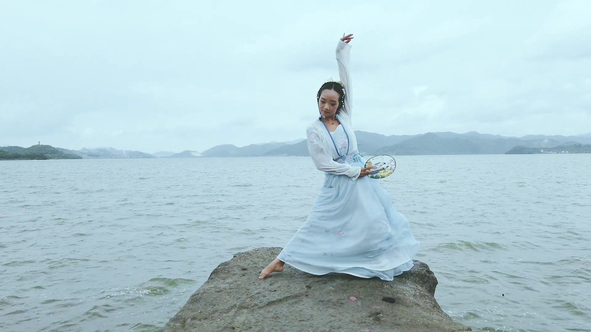 汉服舞蹈:漂亮汉服小姐姐在湖边精彩演绎《桃花渡》