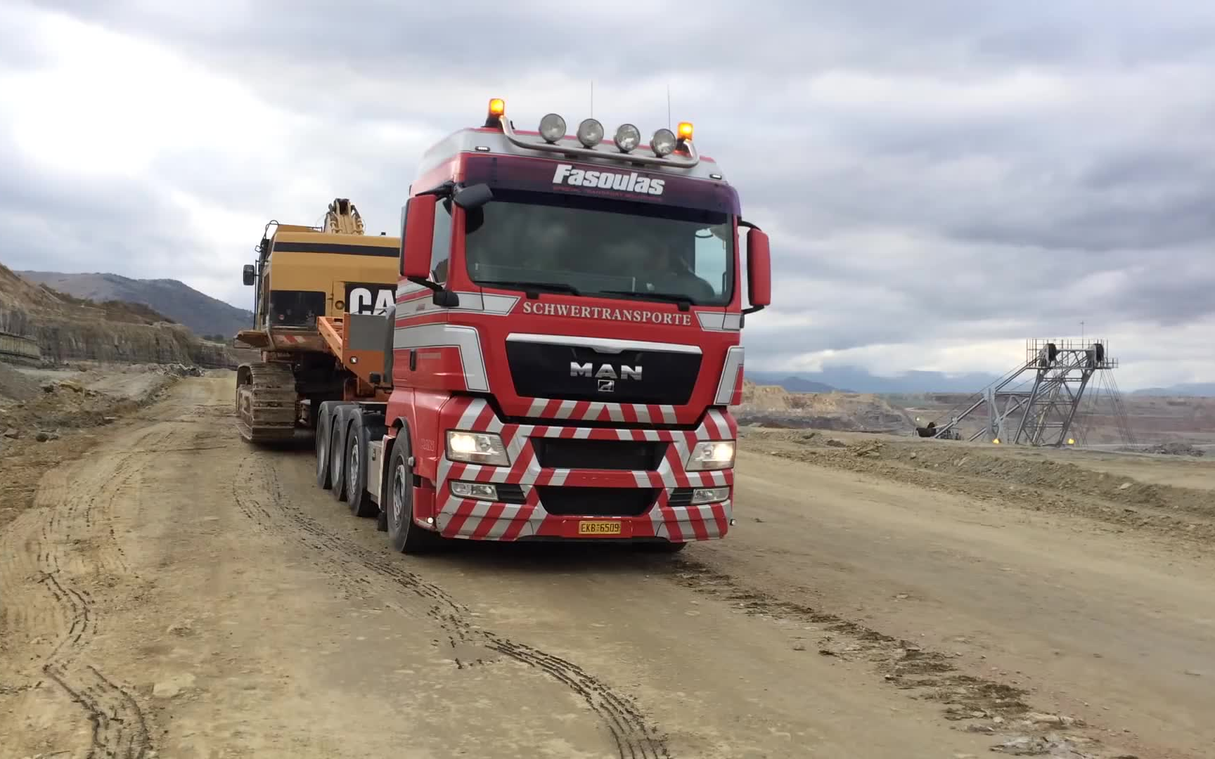 transporting cat 365c excavator - heavy transports_哔哩哔哩 (゜