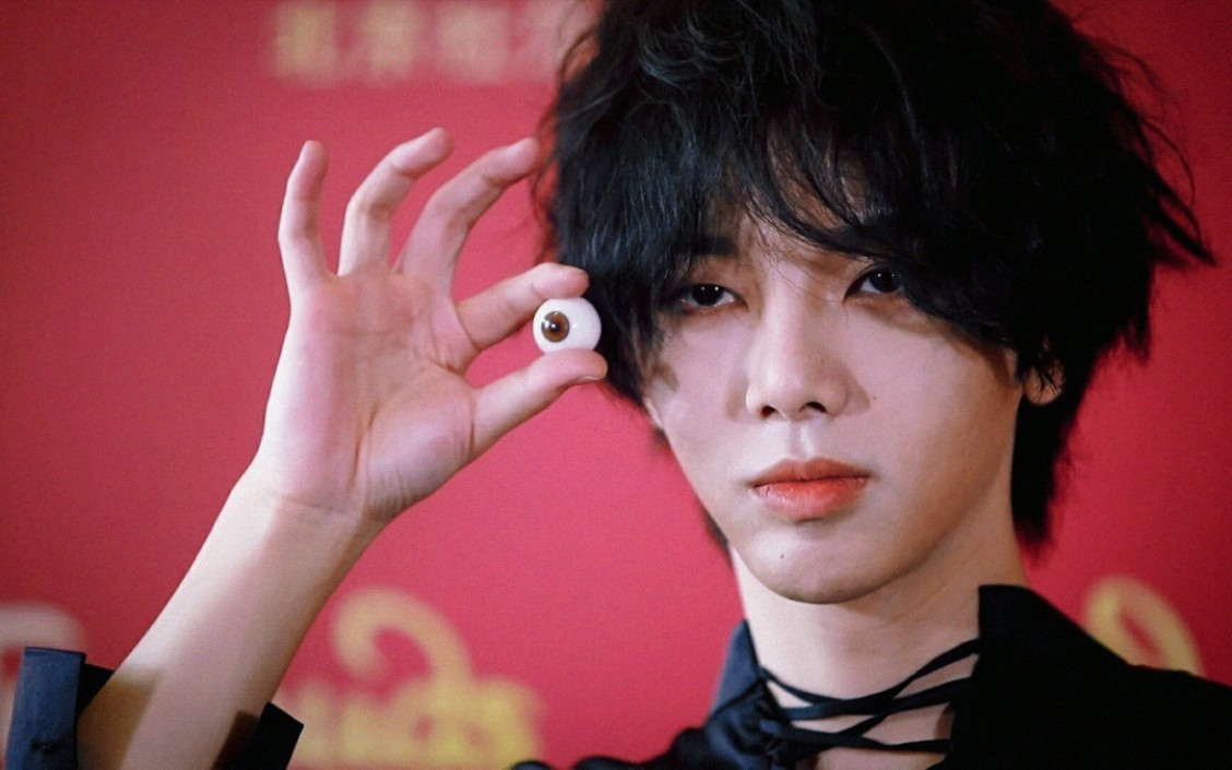 【华晨宇】"华立风,黑丝绸带可束不住你的心哦.