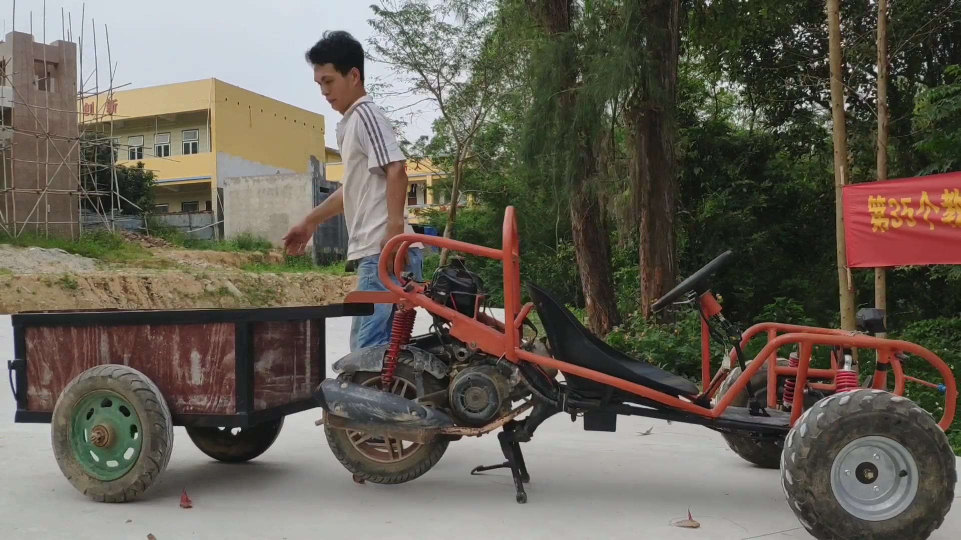 農村小夥自制倒三輪,加裝貨架,變成五輪車,以後可以幫著幹活_嗶哩嗶哩