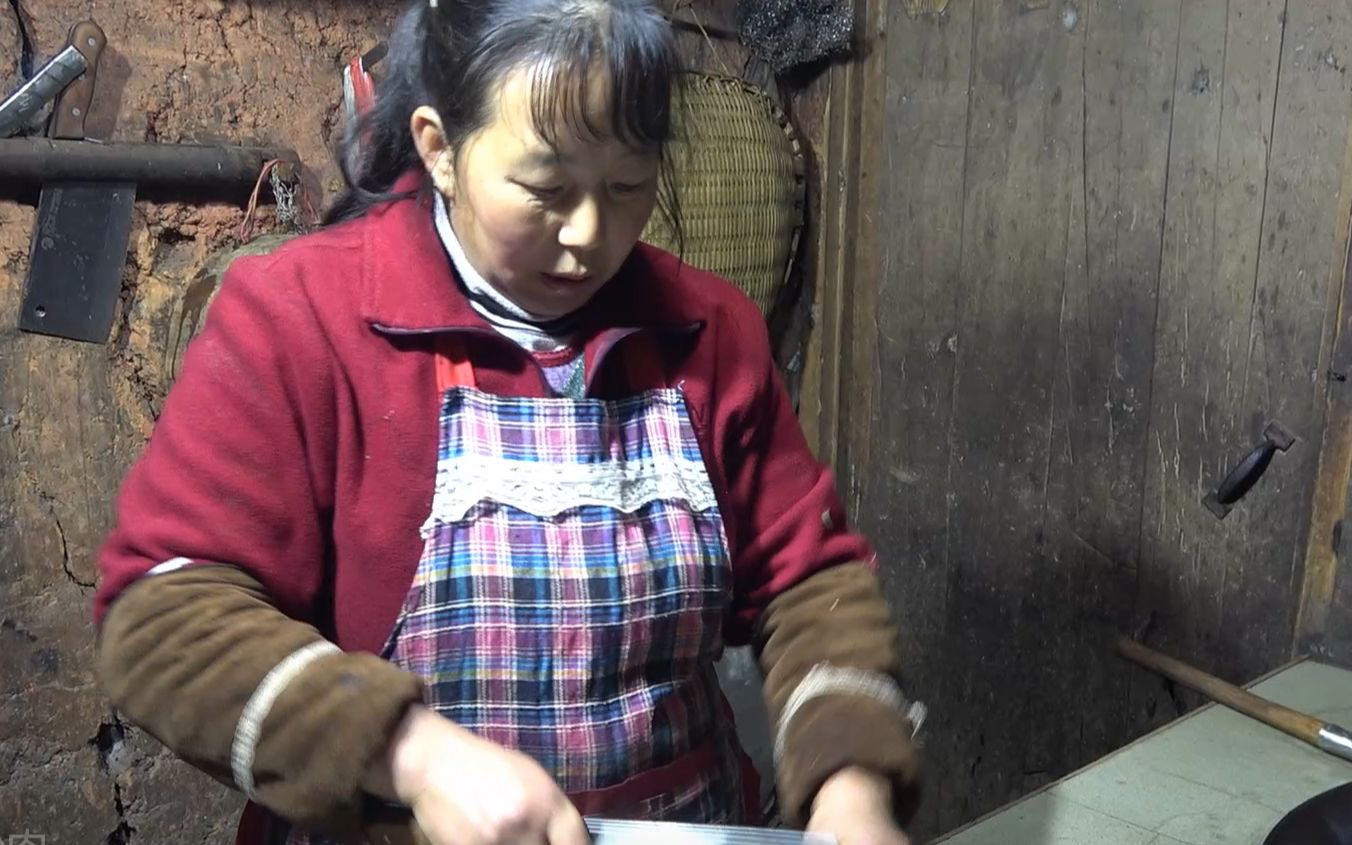 农村小英子嘉城挖的野生葛根幺妈炖了5斤猪骨既营养又美味