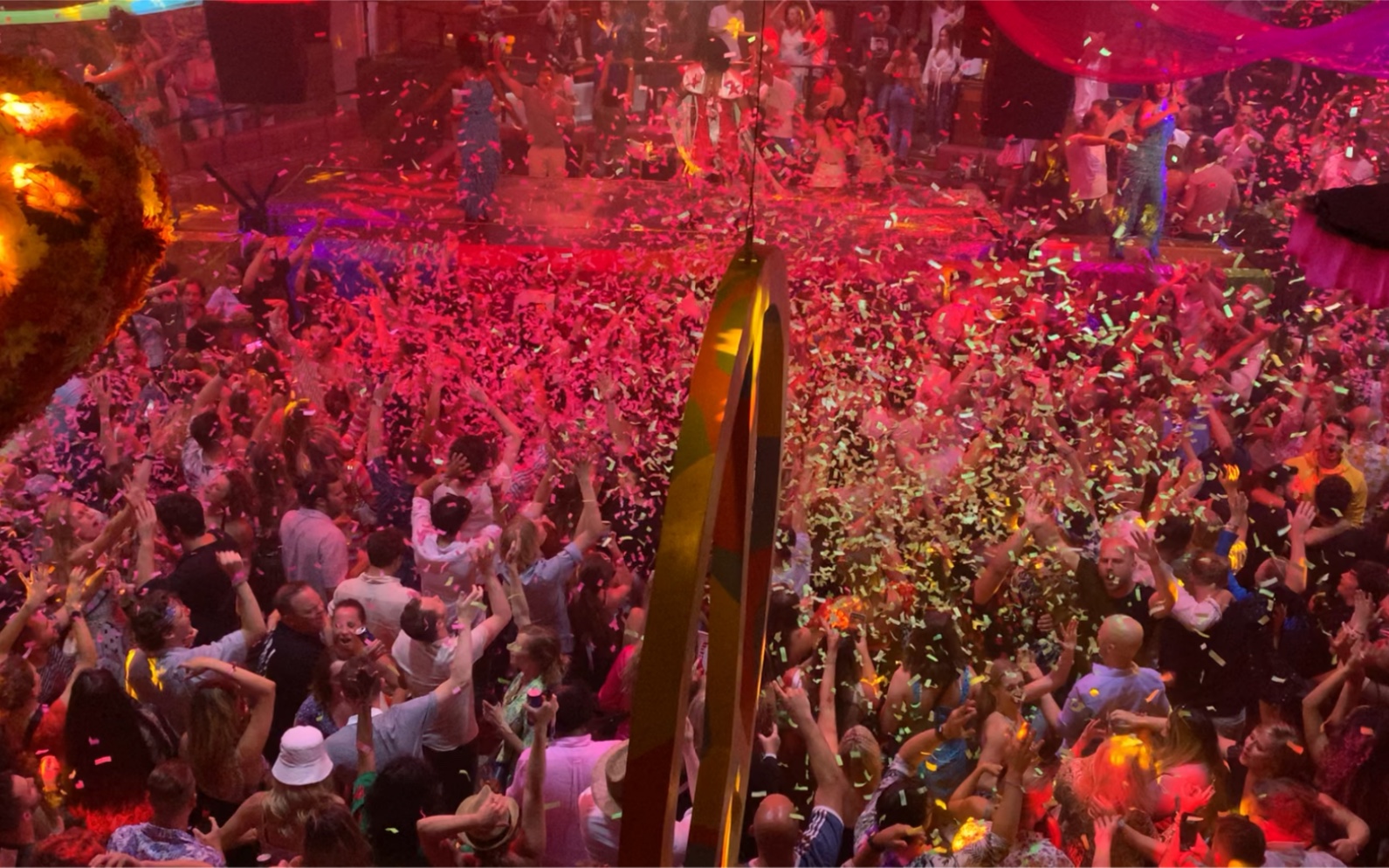 这才是我想象中热情的西班牙ibiza第一家夜店pacha的狂欢夜晚