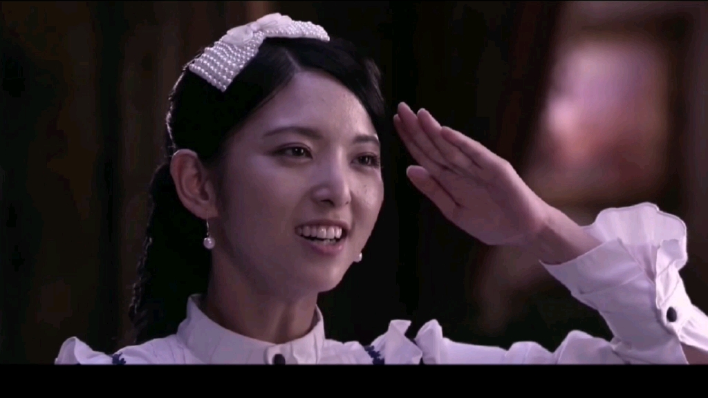 卢雨菲强烈要求上前线,父亲不同意,把她锁在屋里