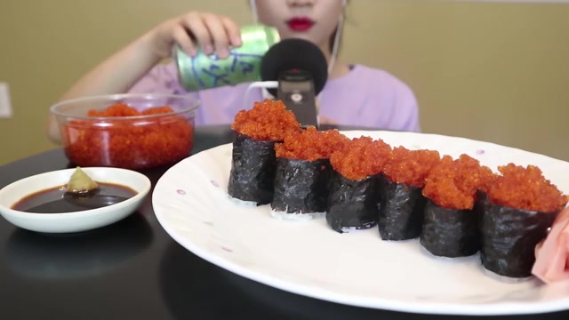 asmr咀嚼音咀嚼松脆的飞鱼籽飞鱼籽寿司炸裂咀嚼音耳机向