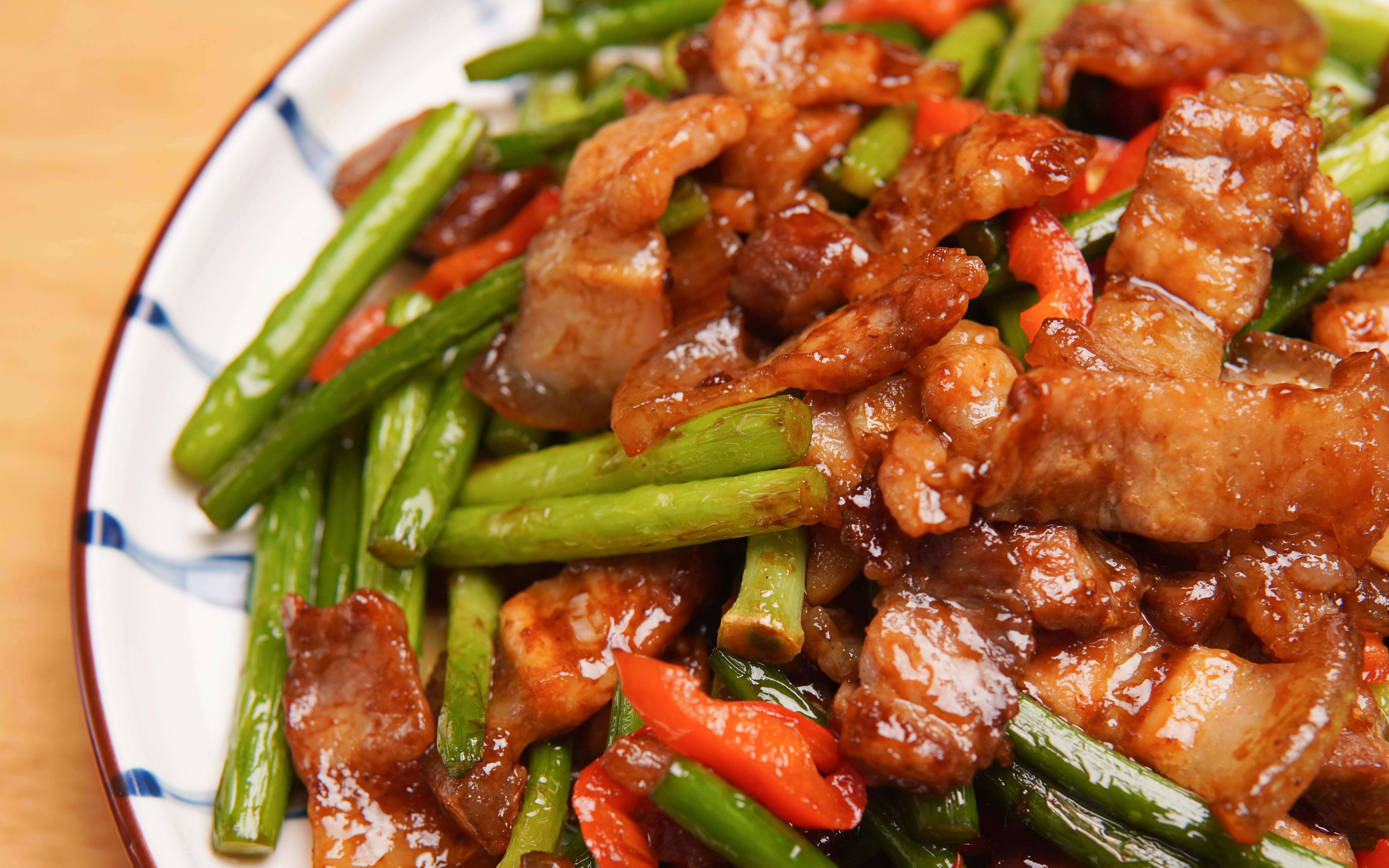 为什么饭店的蒜苔回锅肉那么好吃?详细步骤全在这,看饿了