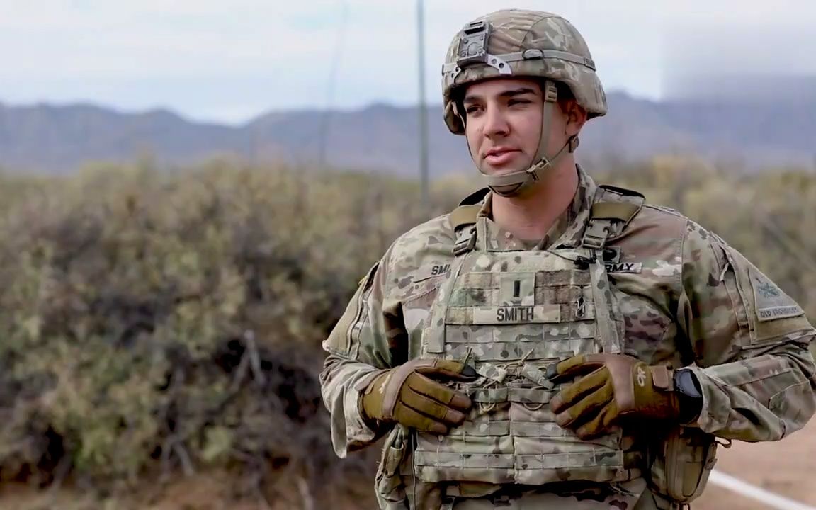 美军第1装甲师7日自行榴弹炮射击训练,这么大堆难道炮弹也管够?