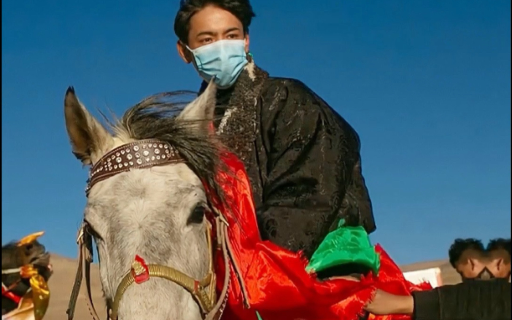 丁真首次骑上坐骑青龙 | 而丁真心里只有珍珠